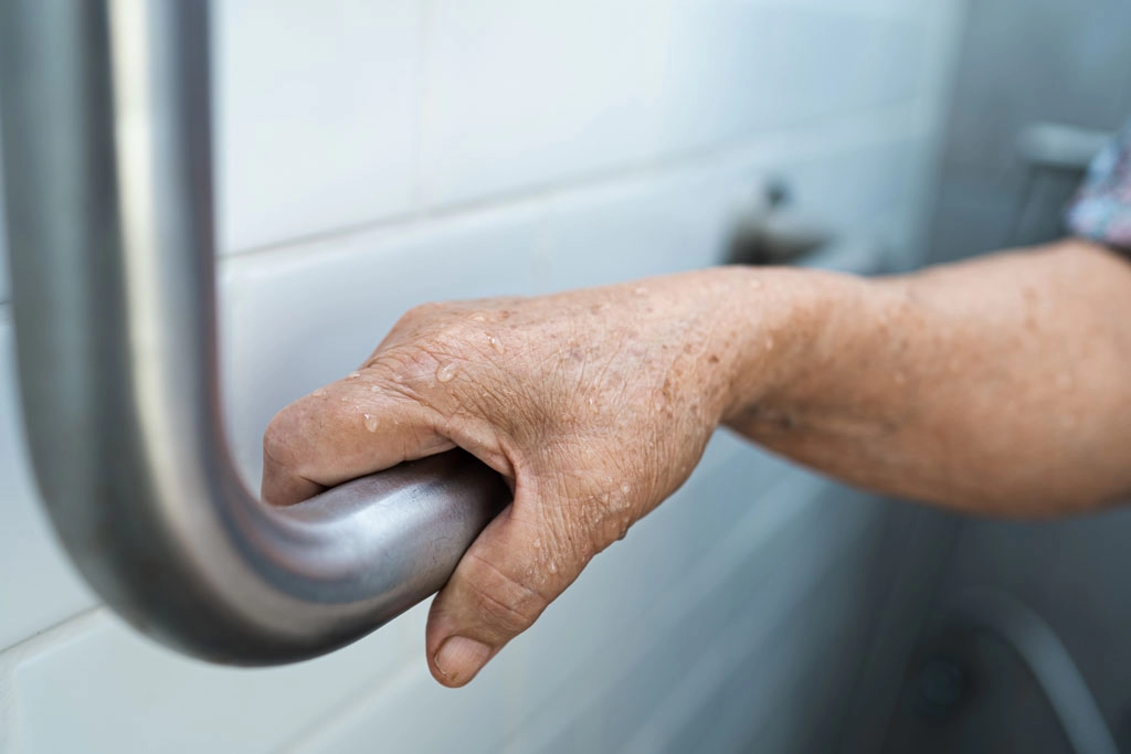 Aide au sénior : Comment sortir facilement de sa baignoire ?
